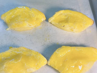 芝士芒果酥,刷一层蛋黄液，颜色会很好看，也更香
