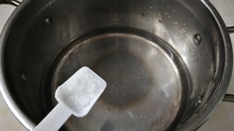 芹菜拌腐竹,锅中水开放入少许油，一小勺盐