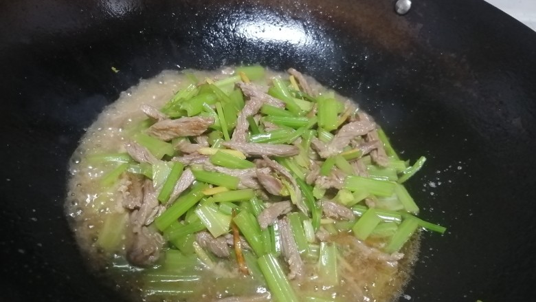 牛肉丝炒芹菜,加少量水稍微煮下。
