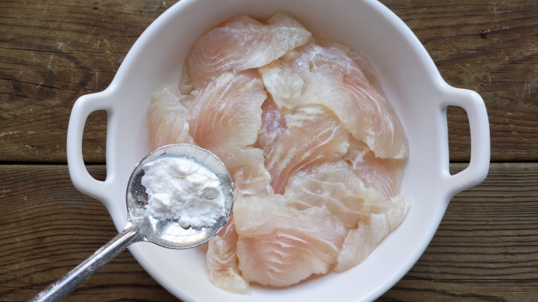 酸汤龙利鱼,少量淀粉和盐抓拌均匀腌制10到15分钟。