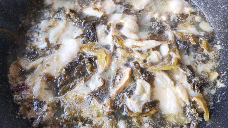 酸汤龙利鱼,将鱼片全部下入锅中汤，再次全部煮开即可。
