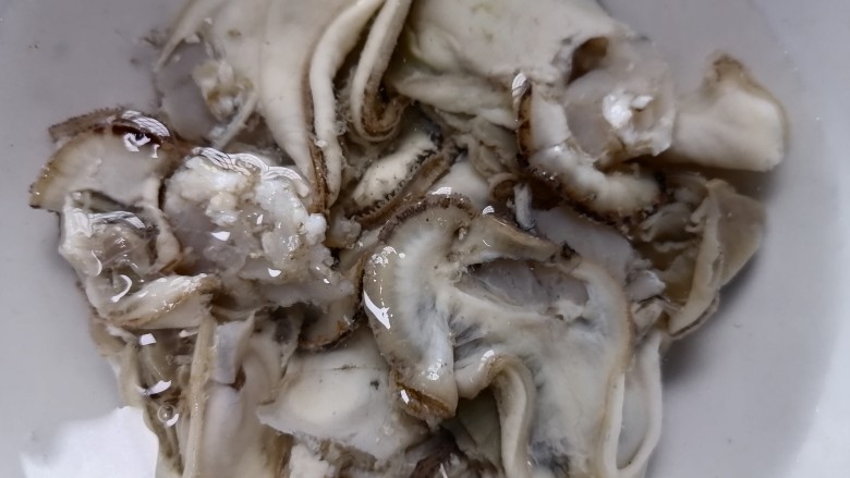 牡蛎豆腐汤,将牡蛎肉取出泡水多清洗几次去除杂质