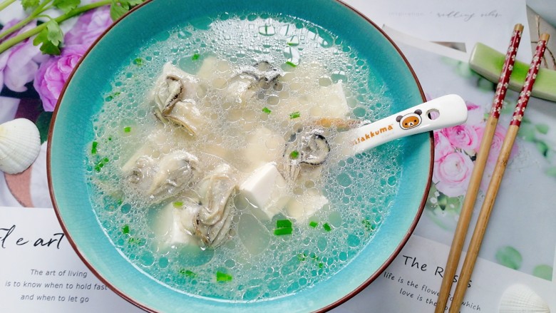 牡蛎豆腐汤,拍上成品图，一道鲜美又营养的牡蛎豆腐汤就完成了。