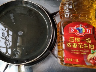 牡蛎炒蛋,平底锅置小火上，倒入适量的多力浓香花生油。