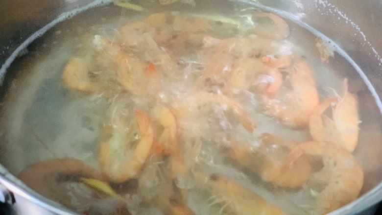 韭黄炒虾仁,加入鲜虾，焯水1分钟；
