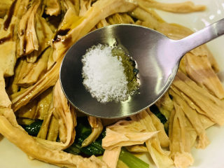 芹菜拌腐竹,加盐；