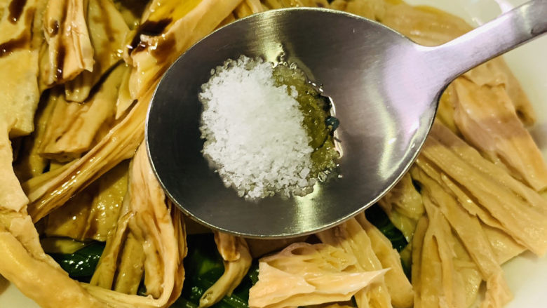 芹菜拌腐竹,加盐；
