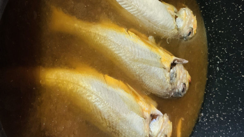 酱焖黄花鱼,水基本覆盖住鱼；