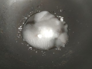 糖霜核桃仁,锅中放入4勺白糖，两勺清水（糖水比例2比1）