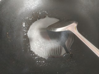 糖霜核桃仁,烧热，用铲子不断搅拌使白糖融化