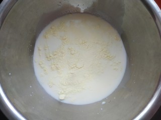 香蕉无奶油蛋挞,放入10克奶粉，5克低筋面粉