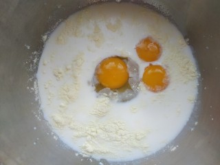 香蕉无奶油蛋挞,加入一个整鸡蛋，两个鸡蛋黄
