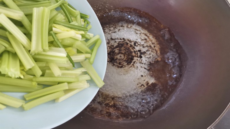 芹菜拌腐竹,锅里水烧开倒入芹菜