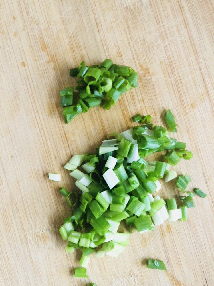 卷心菜炒粉丝,小葱切成葱花，大部分出锅前撒，分一点出锅后撒。