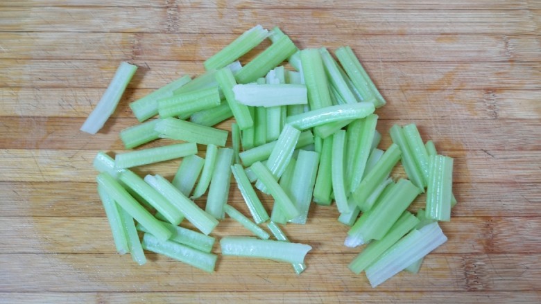 芹菜炒木耳,切成小段。