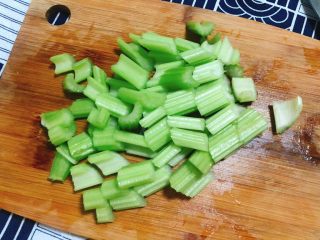 芹菜拌腐竹,斜刀切段