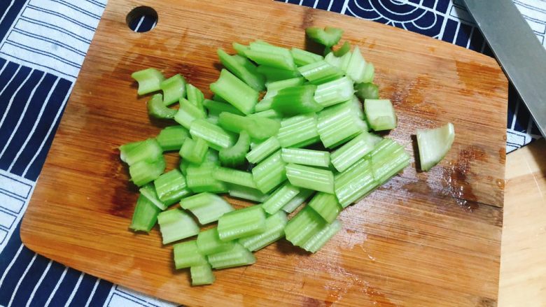 芹菜拌腐竹,斜刀切段