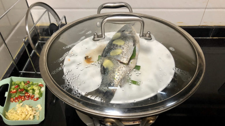 凉拌鲫鱼➕鸿雁在云鱼在水,鱼腌好后，坐锅烧水，水开放入鱼，中大火蒸8分钟