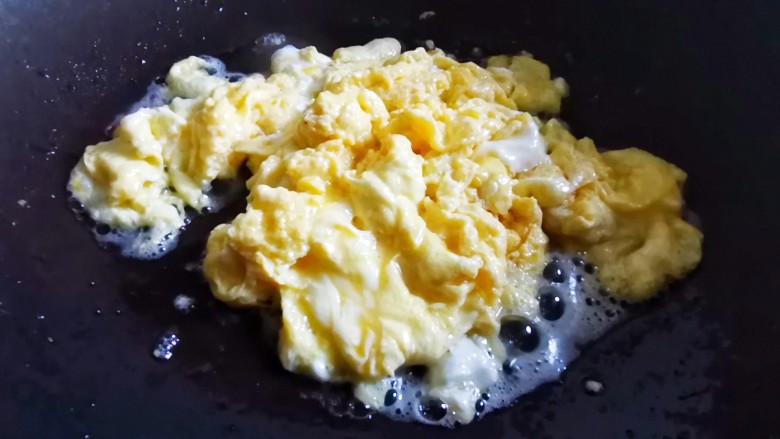 西兰花虾仁菌菇汤,锅里放油，先把鸡蛋炒熟盛出备用。