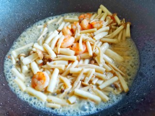 西兰花虾仁菌菇汤,再放白玉菇炒出水分，