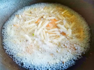 西兰花虾仁菌菇汤,加一大碗水煮开。