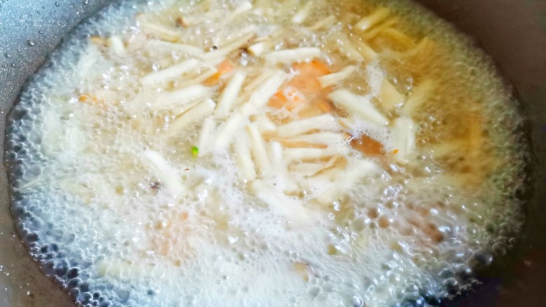 西兰花虾仁菌菇汤,加一大碗水煮开。