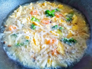 西兰花虾仁菌菇汤,煮开。