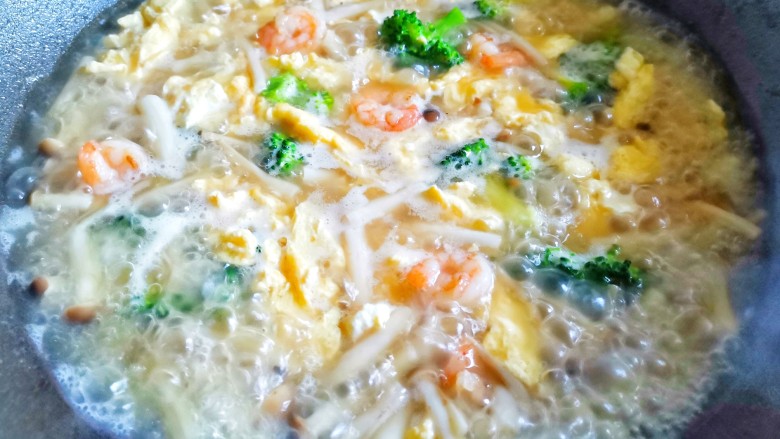 西兰花虾仁菌菇汤,煮开。