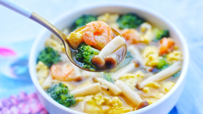 西兰花虾仁菌菇汤,喜欢的一定要试试。