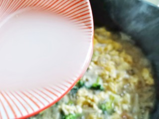 西兰花虾仁菌菇汤,少许水淀粉。