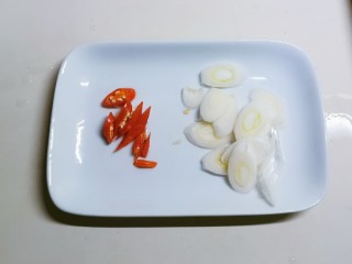 牛肉丝炒芹菜,葱切片 红尖椒切圈