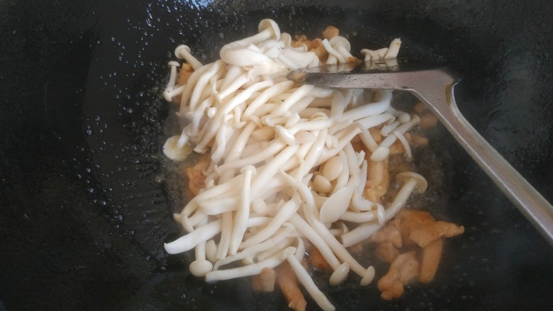 酱香鸡肉蟹味菇,放入蟹味菇
