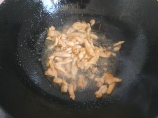 酱香鸡肉蟹味菇,锅中放入适量植物油烧热，放入鸡肉翻炒至变白