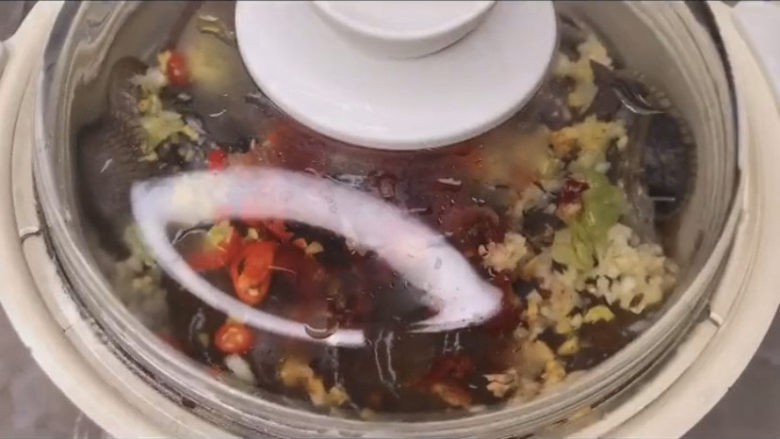 花蛤粉丝,加适量清水，与食材平齐的量就可以了。加盖中小火闷它十分钟