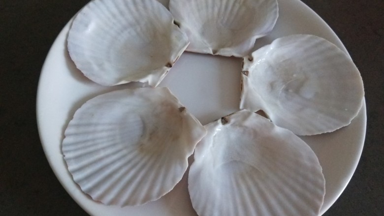 花蛤粉丝,贝壳洗干净摆放盘中。