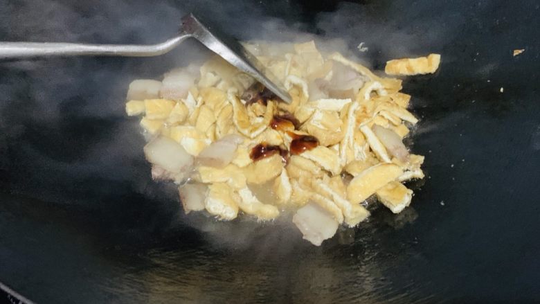 猪肉油豆腐,加入蚝油翻炒均匀。