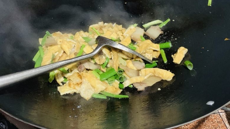 猪肉油豆腐,最后加入葱花爆炒几下，尝味道可以就出锅。