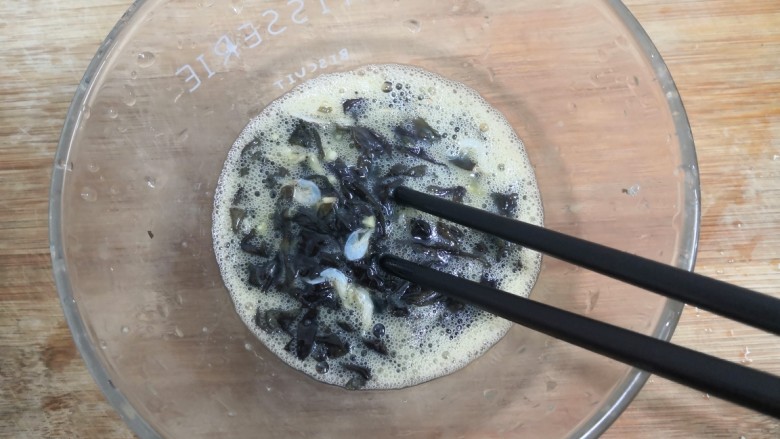 虾皮紫菜厚蛋烧,用筷子，搅拌均匀