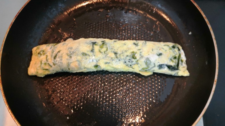 虾皮紫菜厚蛋烧,卷好后，接口处再小煎1分钟，关火