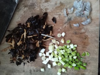打卤面,金针菇和木耳洗净，处理干净，切碎。虾仁去除虾线，切成段