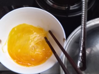打卤面,打入两个鸡蛋，均匀的搅拌，倒入锅中