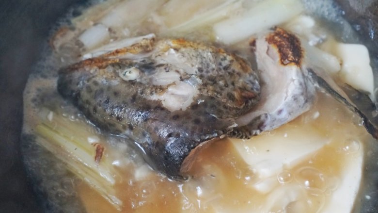清酒三文鱼头炖豆腐,盖上锅盖，慢火炖10分钟