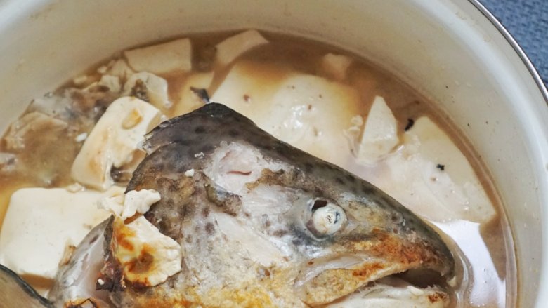 清酒三文鱼头炖豆腐,鲜香怡人的清酒三文鱼头炖豆腐就做好了，你学会了么？