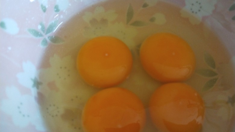 牡蛎炒蛋,鸡蛋打入锅中。