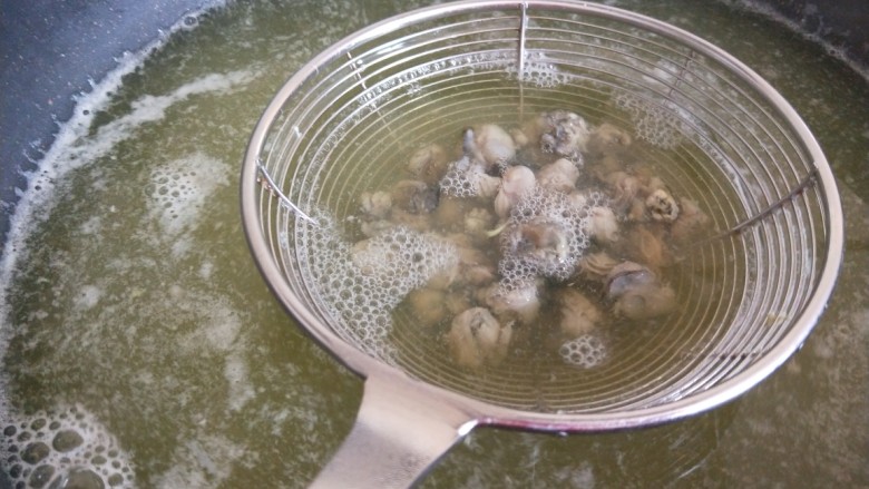 牡蛎炒蛋,牡蛎开水煮熟。
