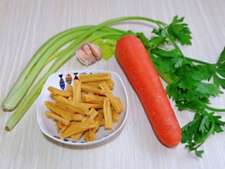 芹菜拌腐竹,准备食材，我买的腐竹是一小段一小段的，量可以根据个人胃口增减。