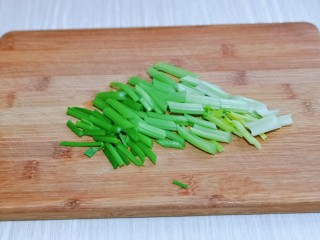芹菜拌腐竹,再切小段。