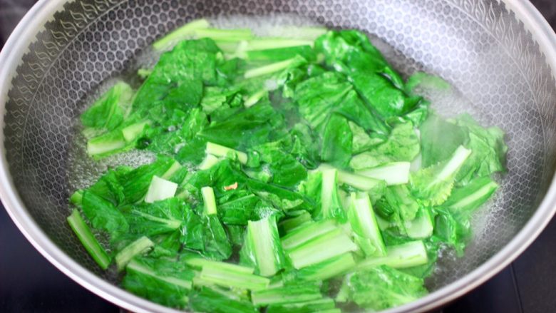 酸汤龙利鱼,同样的方法把小白菜也进行焯水，断生变色捞出沥干水分。