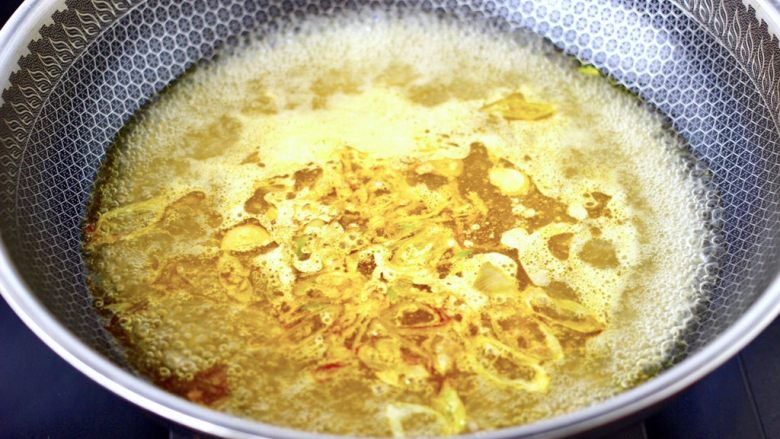 酸汤龙利鱼,锅中倒入适量的清水烧开。