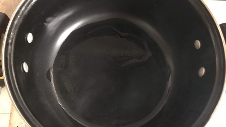 花蛤豆腐汤,热锅烧油。
